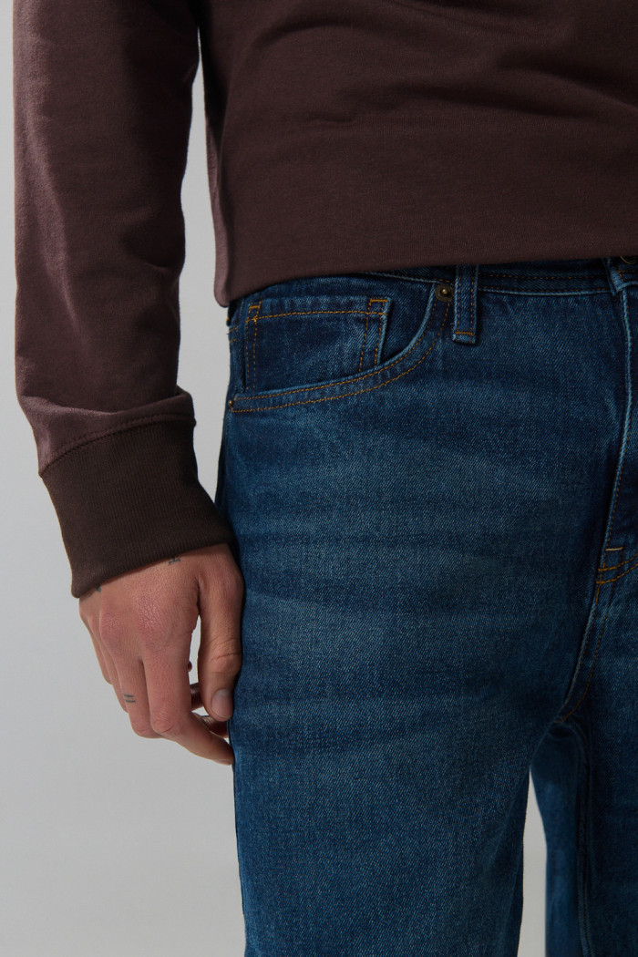 Jean baggy azul oscuro con tiro medio y bota ancha