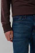 Jean baggy azul oscuro con tiro medio y bota ancha
