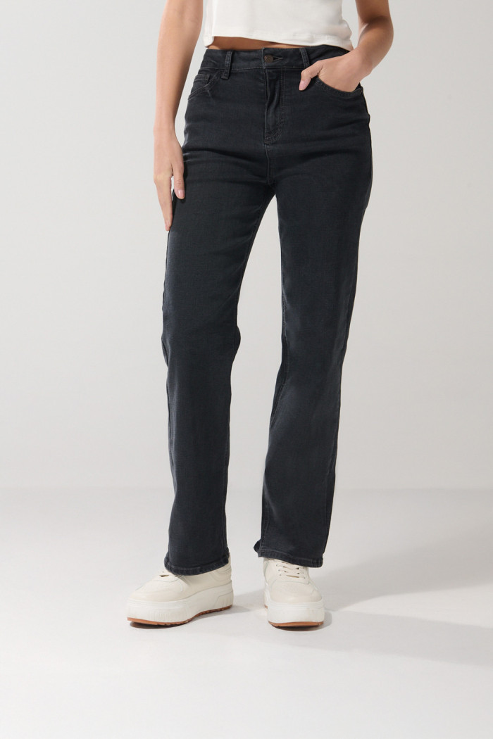 Jean straight leg gris intenso con bota recta y tiro alto