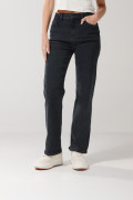 Jean straight leg gris intenso con bota recta y tiro alto