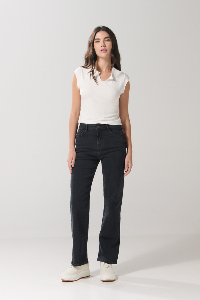 Jean straight leg gris intenso con bota recta y tiro alto