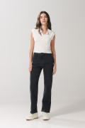 Jean straight leg gris intenso con bota recta y tiro alto