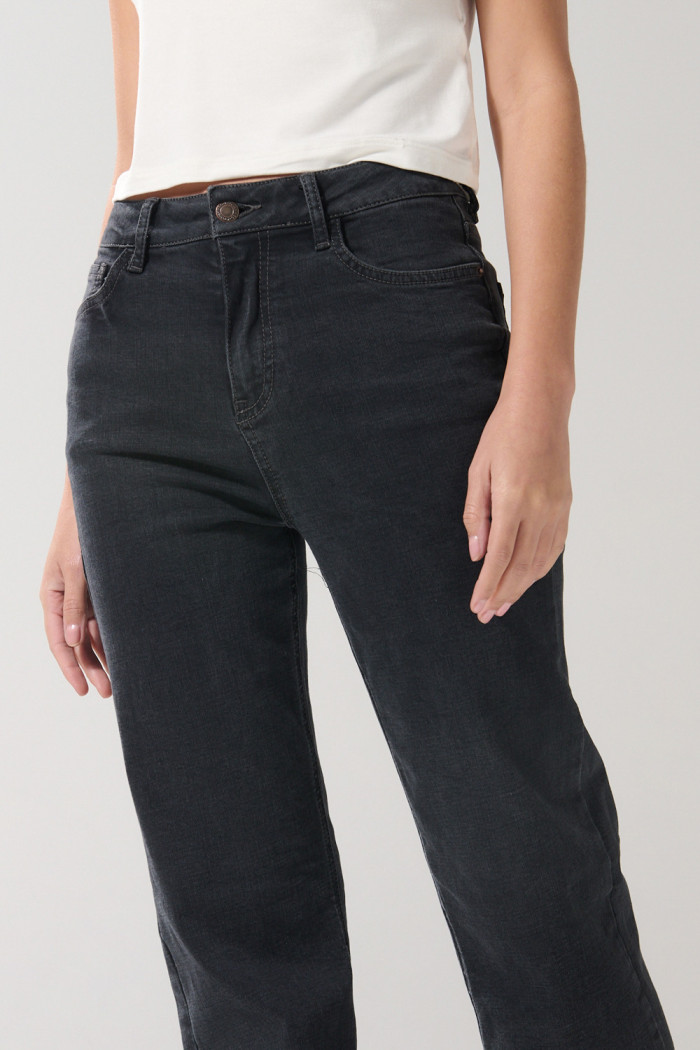 Jean straight leg gris intenso con bota recta y tiro alto