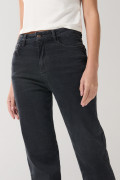 Jean straight leg gris intenso con bota recta y tiro alto