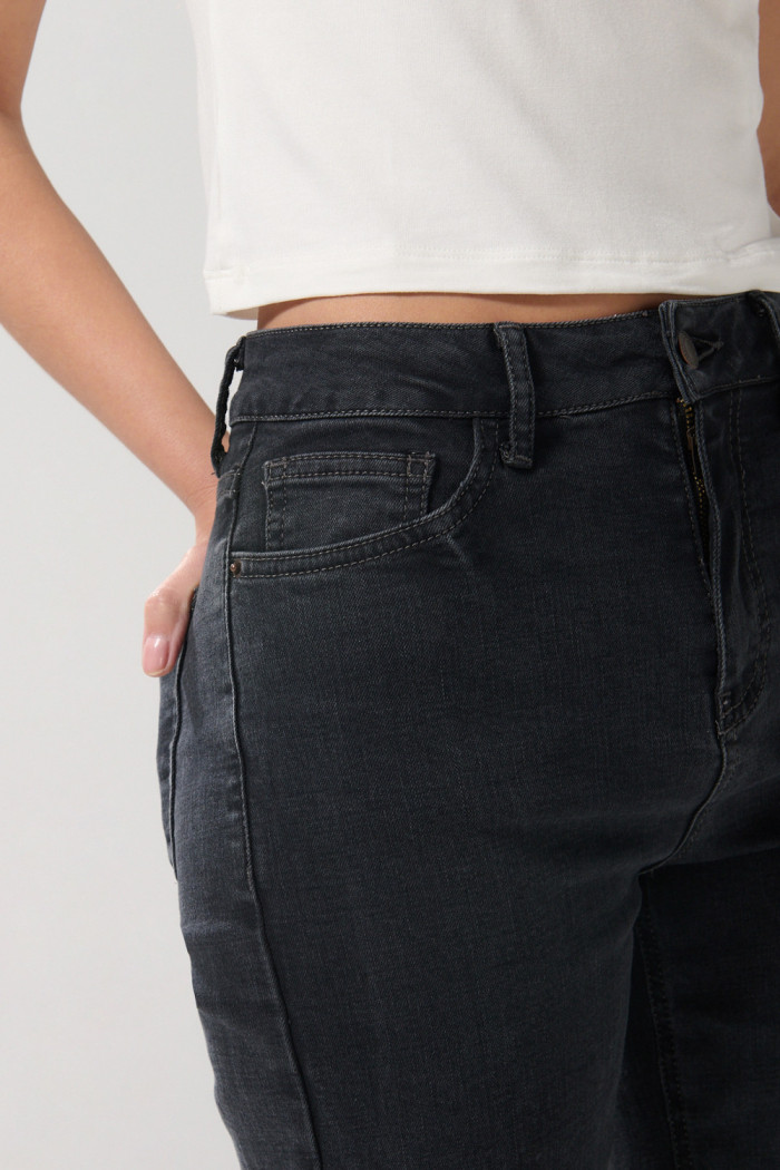 Jean straight leg gris intenso con bota recta y tiro alto