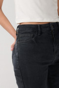 Jean straight leg gris intenso con bota recta y tiro alto