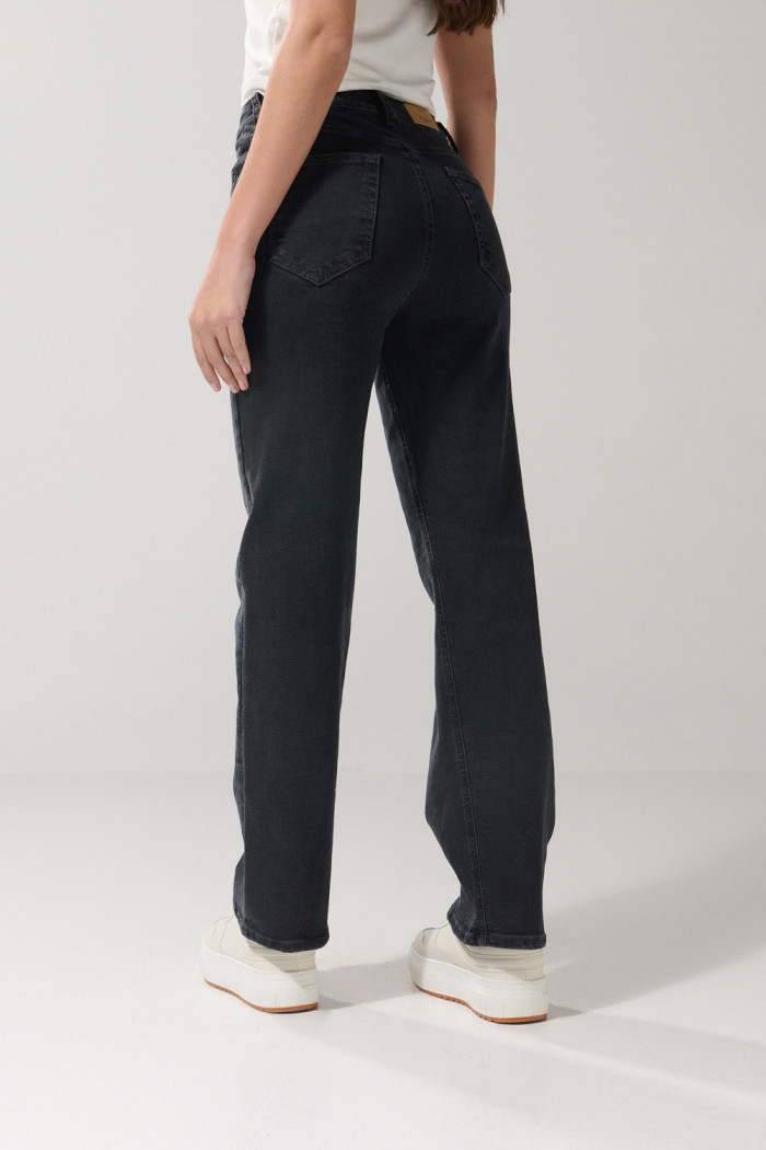 Jean straight leg gris intenso con bota recta y tiro alto