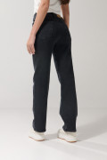 Jean straight leg gris intenso con bota recta y tiro alto