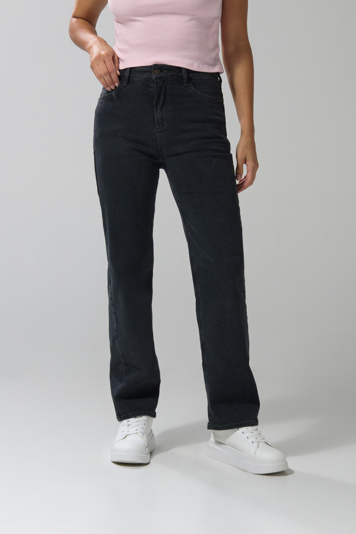 Jean gris intenso straight leg con tiro alto y bota recta