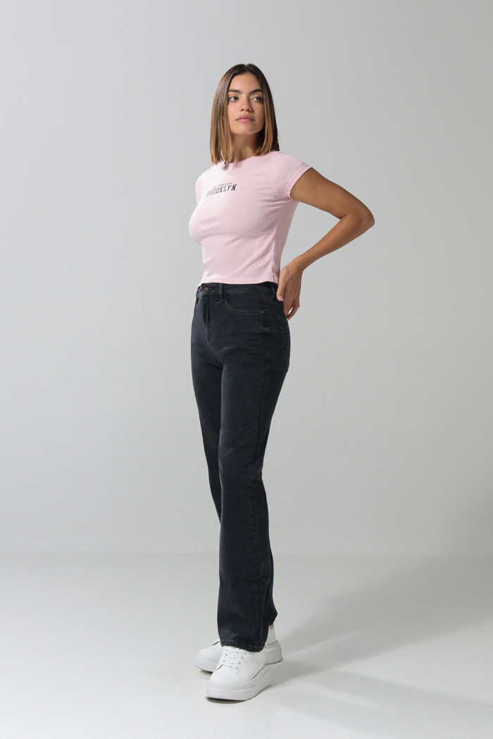 Jean gris intenso straight leg con tiro alto y bota recta