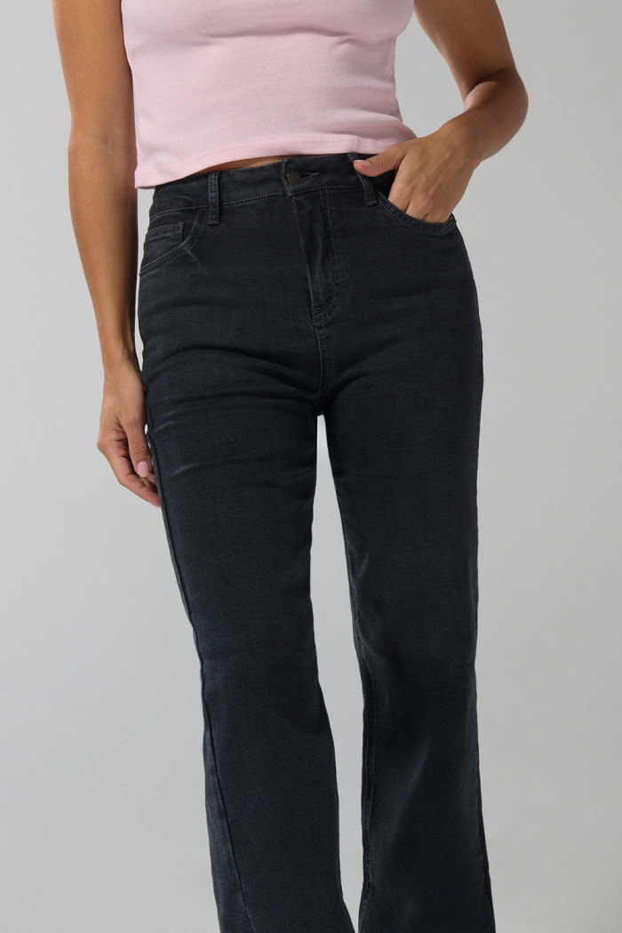Jean gris intenso straight leg con tiro alto y bota recta