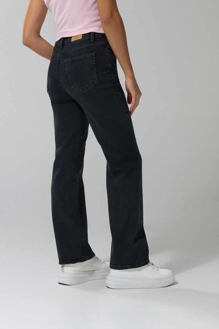 Jean gris intenso straight leg con tiro alto y bota recta