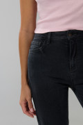 Jean gris intenso straight leg con tiro alto y bota recta
