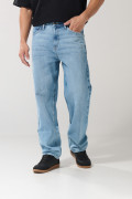 Jean azul claro tipo baggy con bota ancha y cintura baja