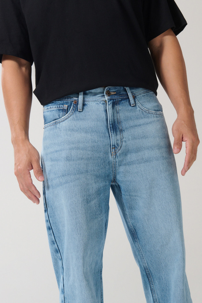 Jean azul claro tipo baggy con bota ancha y cintura baja