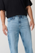 Jean azul claro tipo baggy con bota ancha y cintura baja