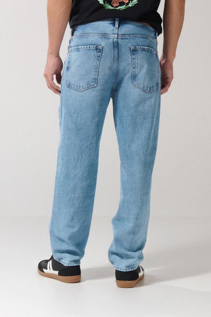 Jean azul claro tipo baggy con bota ancha y cintura baja