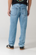 Jean azul claro tipo baggy con bota ancha y cintura baja
