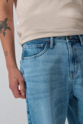 Jean baggy azul claro con bota ancha y tiro medio