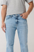 Jean azul claro tiro bajo straight leg con bota recta