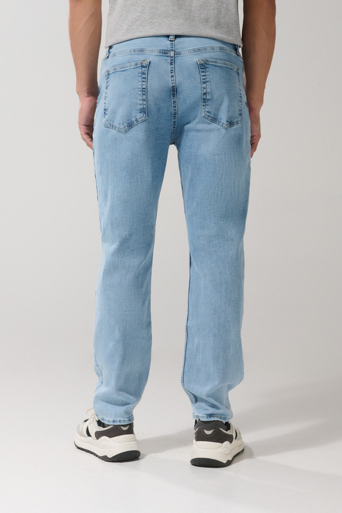 Jean azul claro tiro bajo straight leg con bota recta