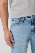 Jean azul claro tiro bajo straight leg con bota recta