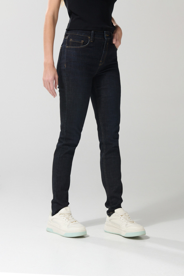 Jean tiro alto jegging azul intenso con costuras visibles