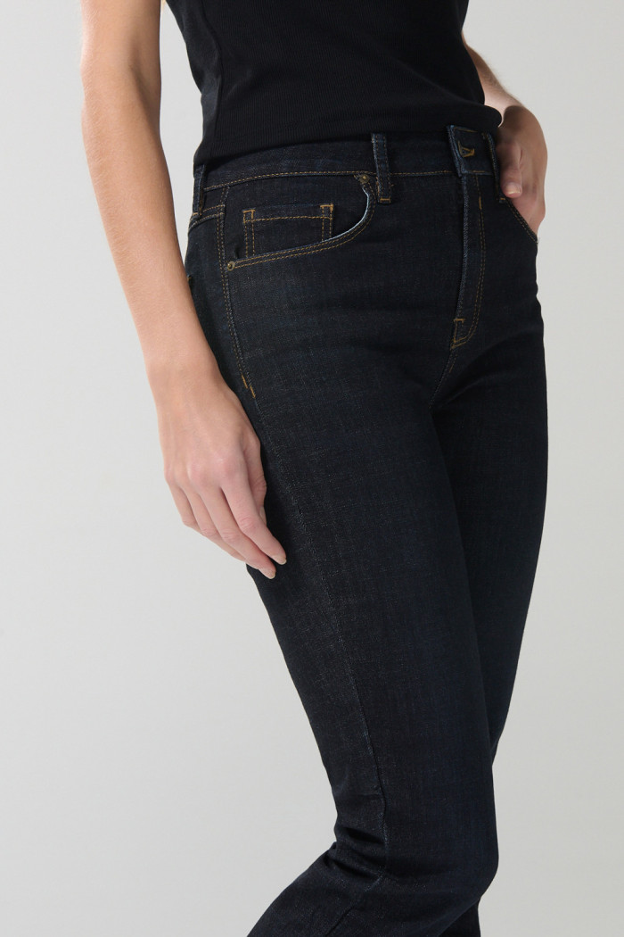 Jean tiro alto jegging azul intenso con costuras visibles