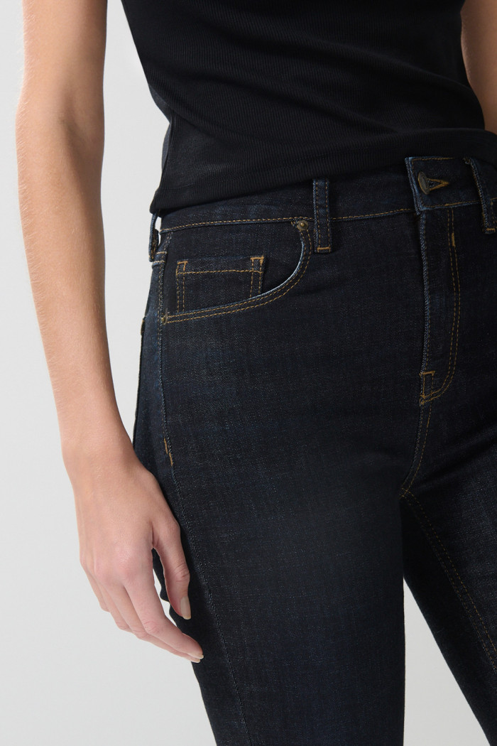 Jean tiro alto jegging azul intenso con costuras visibles