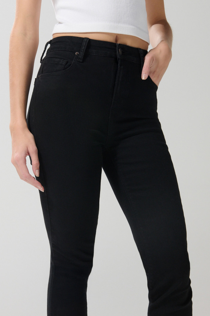 Jean jegging ceñido negro con súper tiro alto y bolsillos