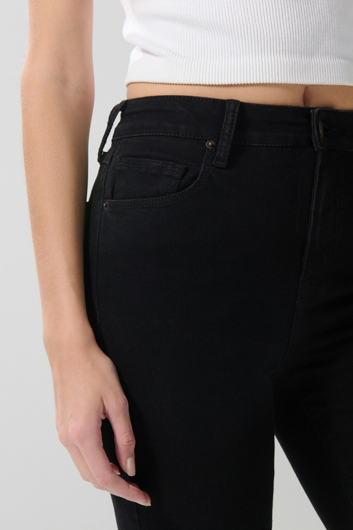 Jean jegging ceñido negro con súper tiro alto y bolsillos