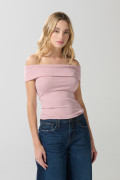 Camiseta cuello bandeja rosada clara con manga sisa