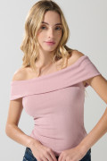 Camiseta cuello bandeja rosada clara con manga sisa