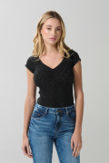 Camiseta negra con cuello V, manga corta y texturas