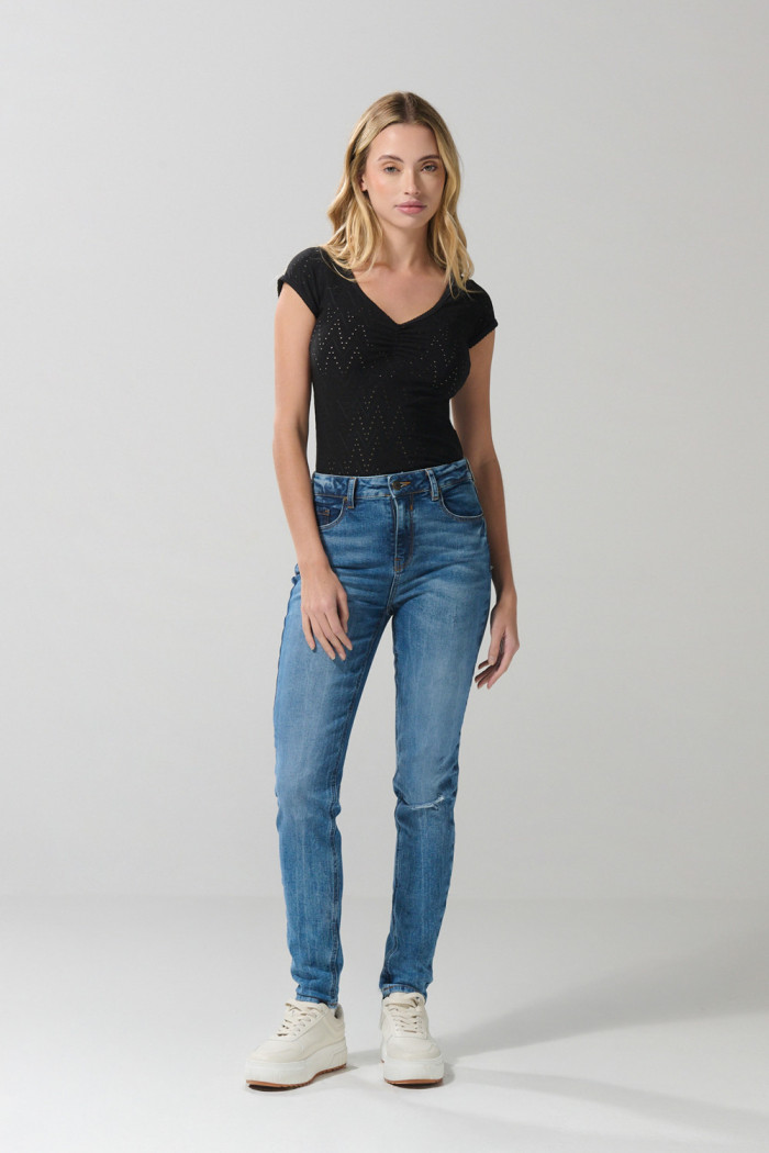 Camiseta negra con cuello V, manga corta y texturas