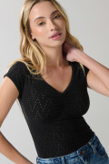 Camiseta negra con cuello V, manga corta y texturas