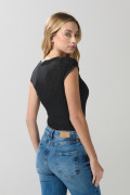 Camiseta negra con cuello V, manga corta y texturas