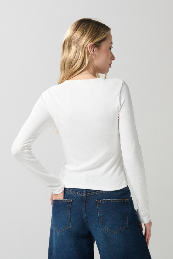 Camiseta ajustada blanca con texturas y manga larga