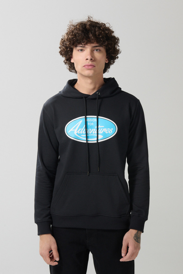 Buzo negro con capota y diseño de texto en frente