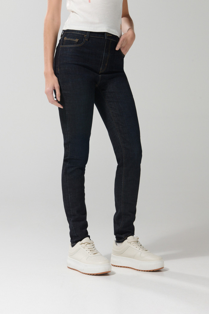 Jean súper tiro alto azul intenso tipo jegging ceñido