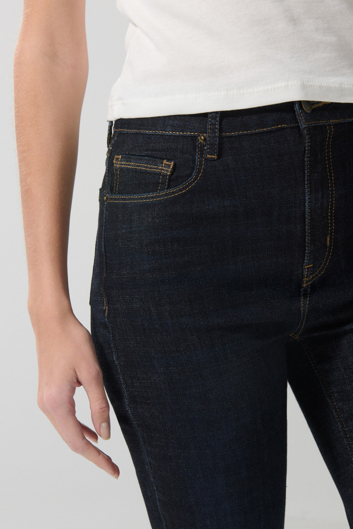 Jean súper tiro alto azul intenso tipo jegging ceñido