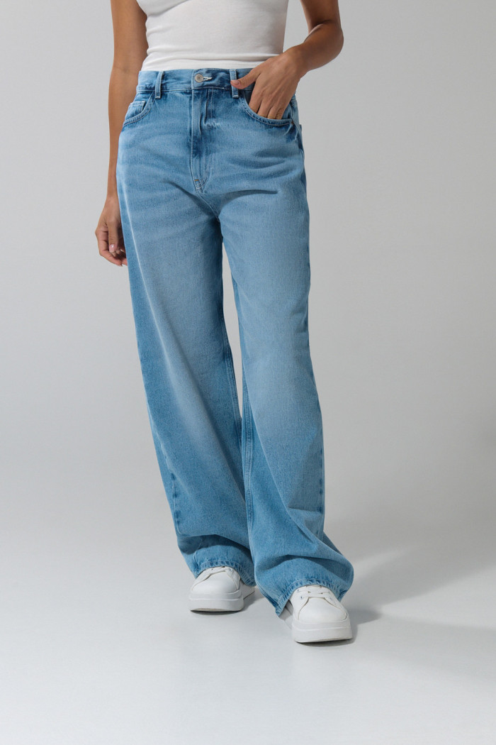 Jean azul claro tipo baggy con tiro medio y bota ancha