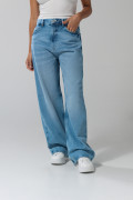 Jean azul claro tipo baggy con tiro medio y bota ancha