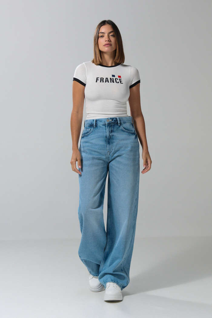 Jean azul claro tipo baggy con tiro medio y bota ancha