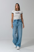 Jean azul claro tipo baggy con tiro medio y bota ancha