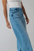 Jean azul claro tipo baggy con tiro medio y bota ancha