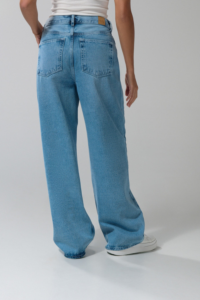 Jean azul claro tipo baggy con tiro medio y bota ancha