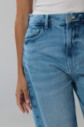 Jean azul claro tipo baggy con tiro medio y bota ancha
