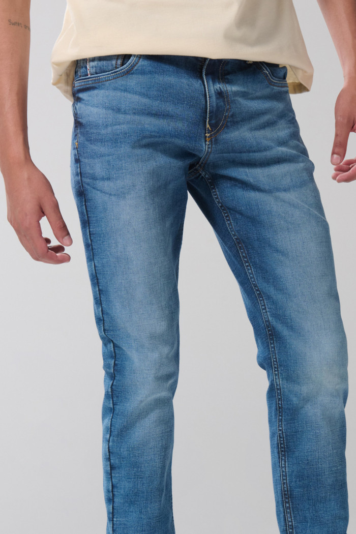 Jean skinny azul claro tiro bajo con ligeros desgastes