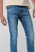 Jean skinny azul claro tiro bajo con ligeros desgastes